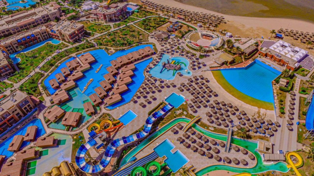 泰坦尼克号宫酒店 洪加達 外观 照片 Aerial view of the resort