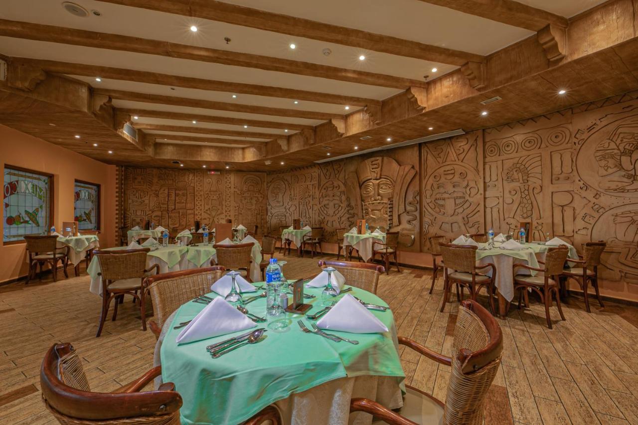 泰坦尼克号宫酒店 洪加達 外观 照片 The restaurant at the resort