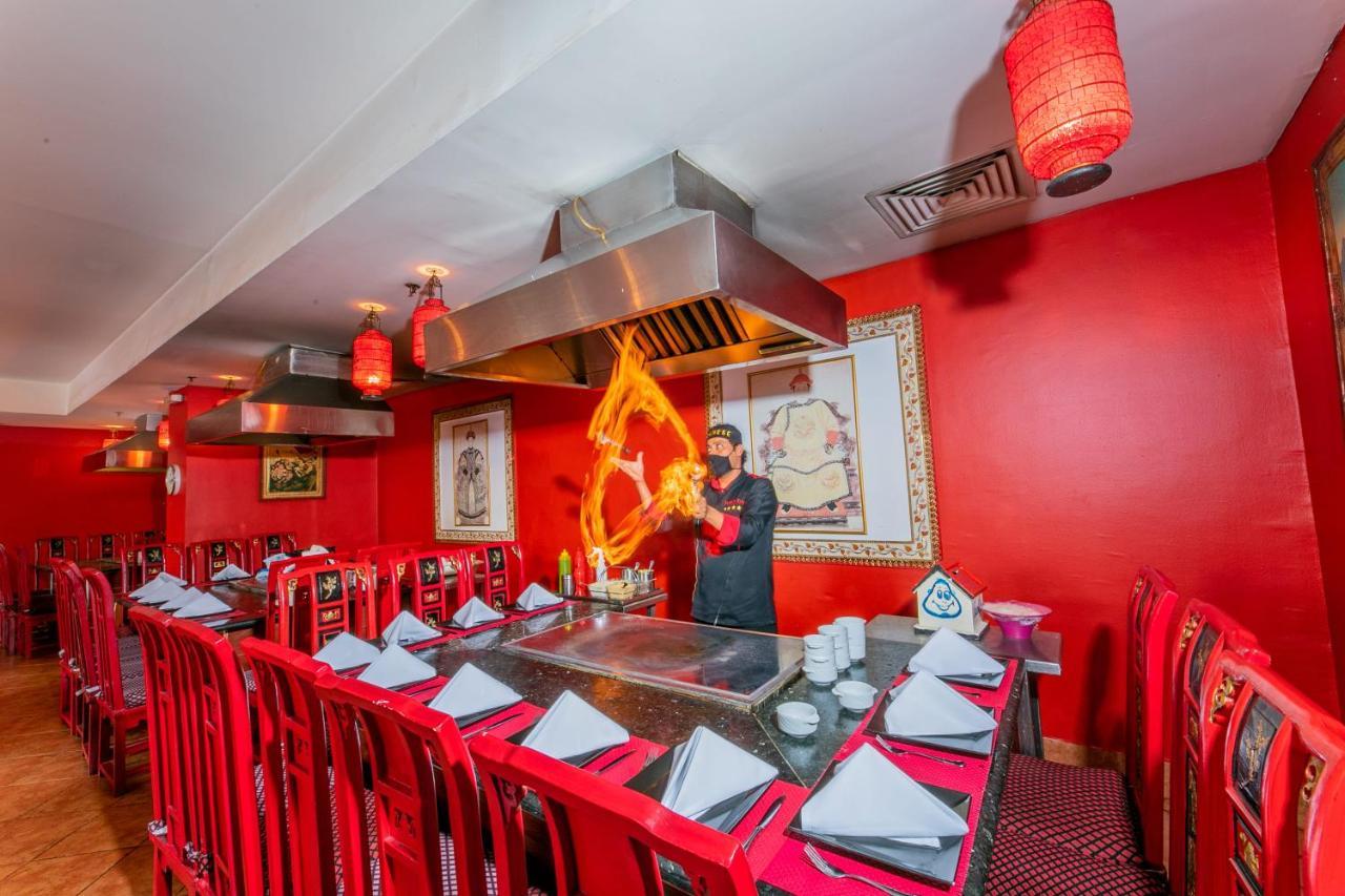 泰坦尼克号宫酒店 洪加達 外观 照片 A teppanyaki restaurant in Warsaw, Poland