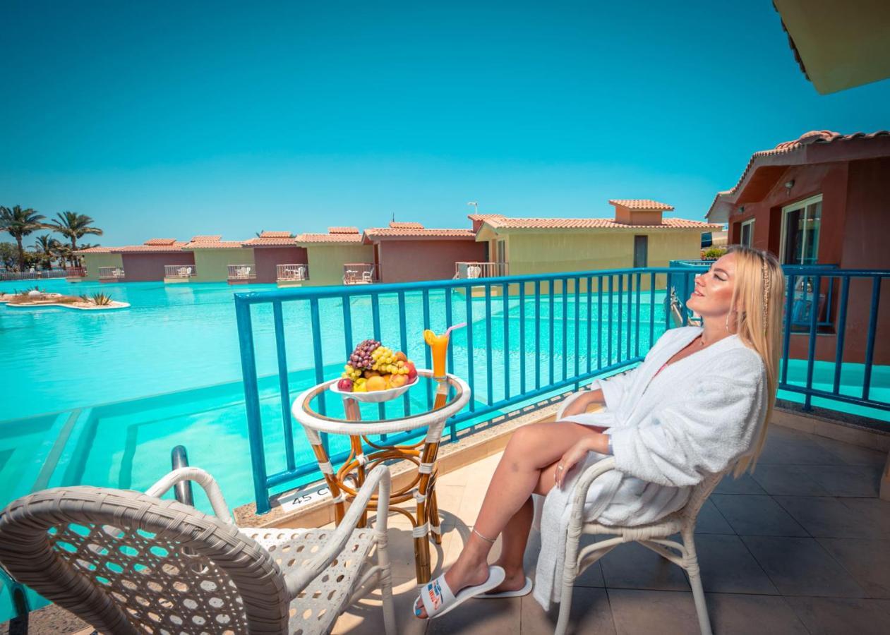 泰坦尼克号宫酒店 洪加達 外观 照片 A woman relaxing at a resort