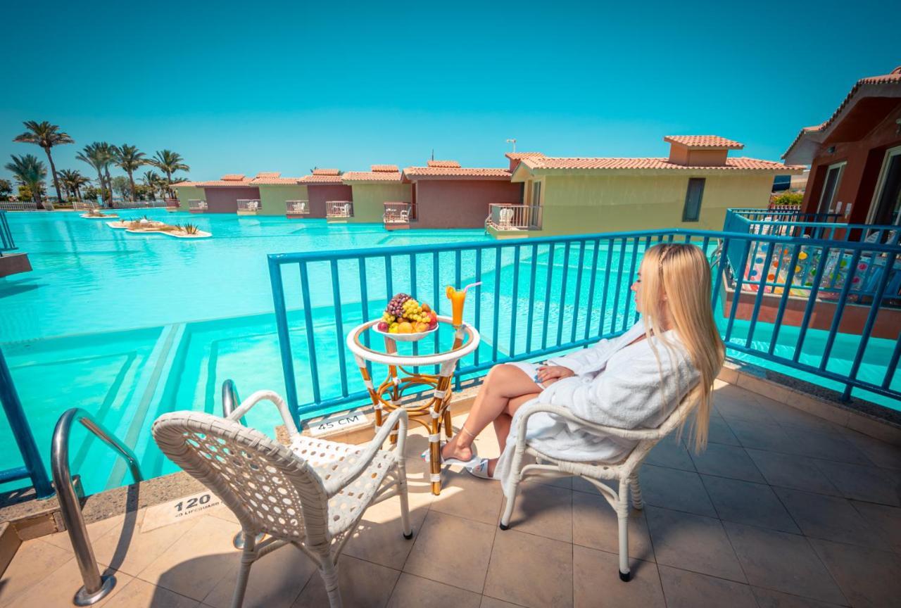 泰坦尼克号宫酒店 洪加達 外观 照片 A woman relaxing at a hotel