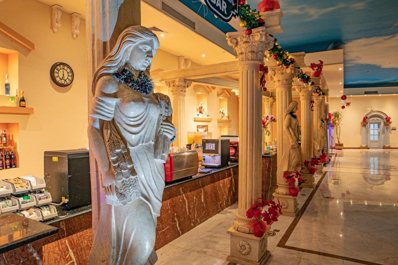 泰坦尼克号宫酒店 洪加達 外观 照片 Statue of the Virgin Mary at the airport