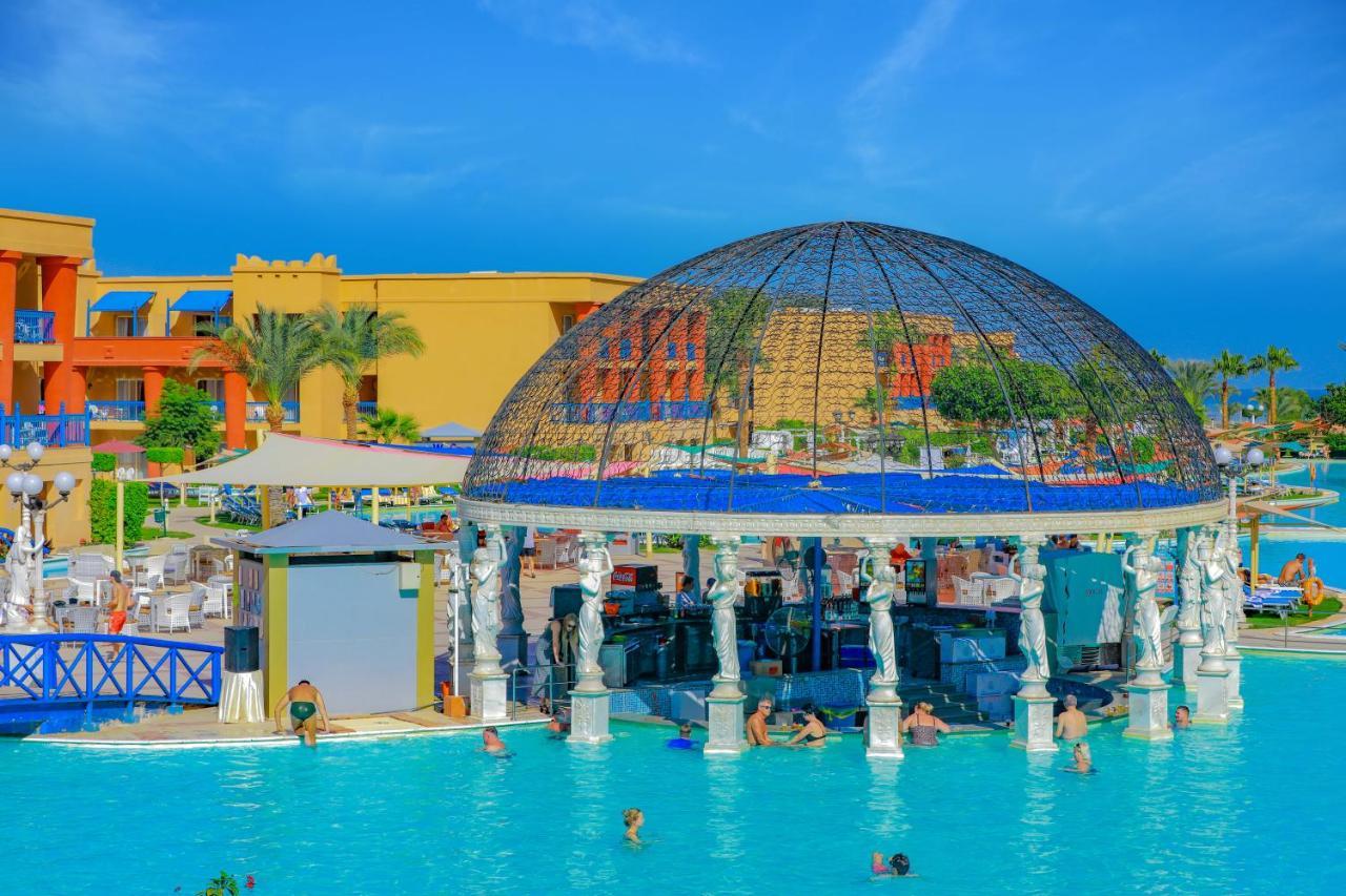 泰坦尼克号宫酒店 洪加達 外观 照片 The resort's main pool
