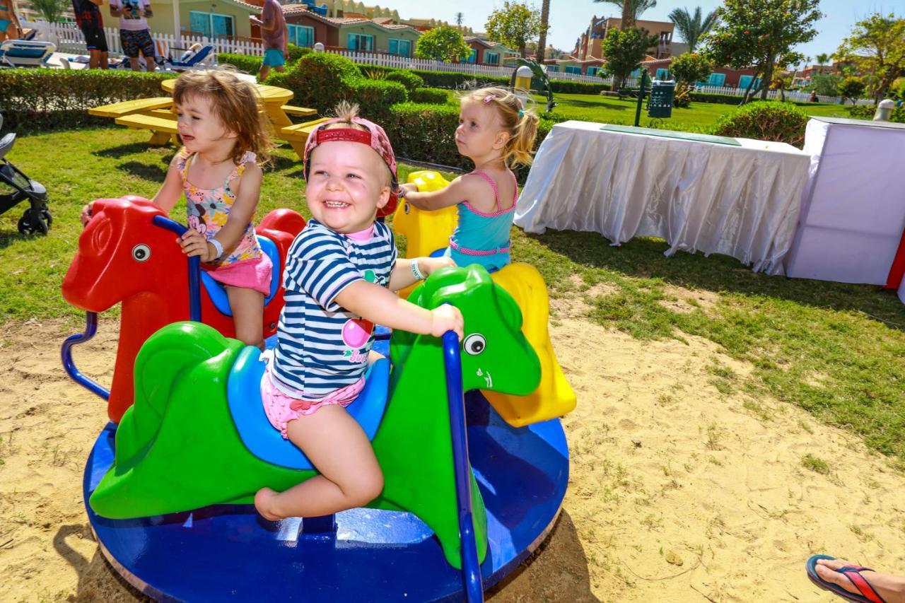 泰坦尼克号宫酒店 洪加達 外观 照片 Children playing on a carousel