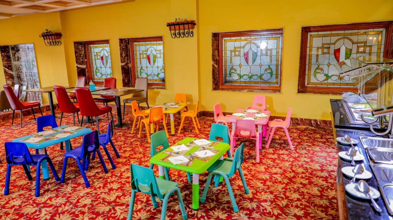 泰坦尼克号宫酒店 洪加達 外观 照片 The restaurant's interior