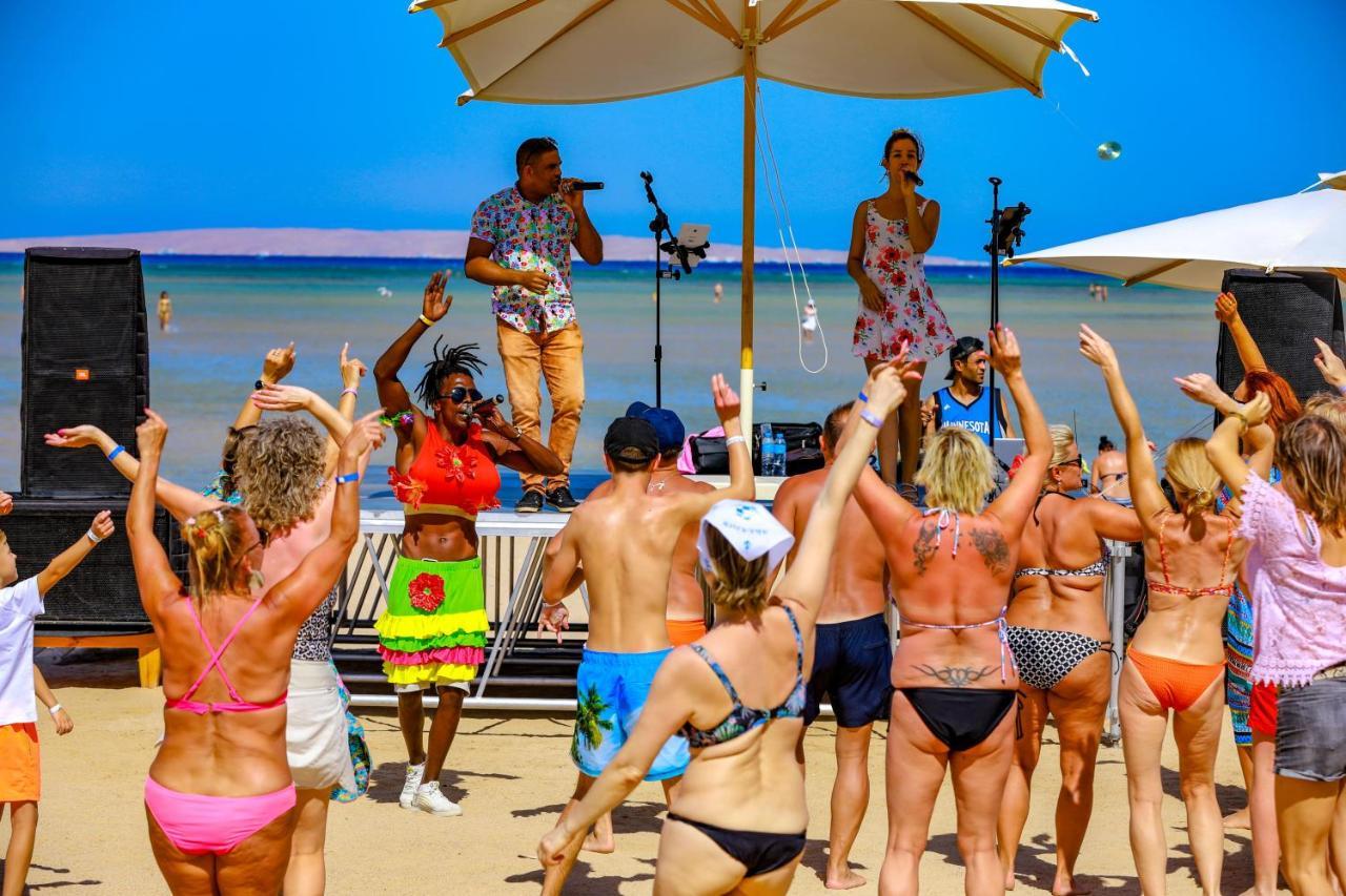泰坦尼克号宫酒店 洪加達 外观 照片 Beach party in Hurghada