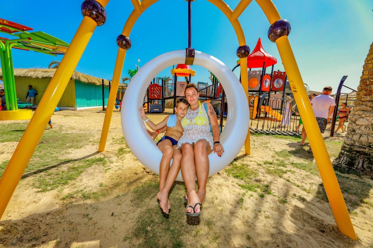 泰坦尼克号宫酒店 洪加達 外观 照片 Playground in the park
