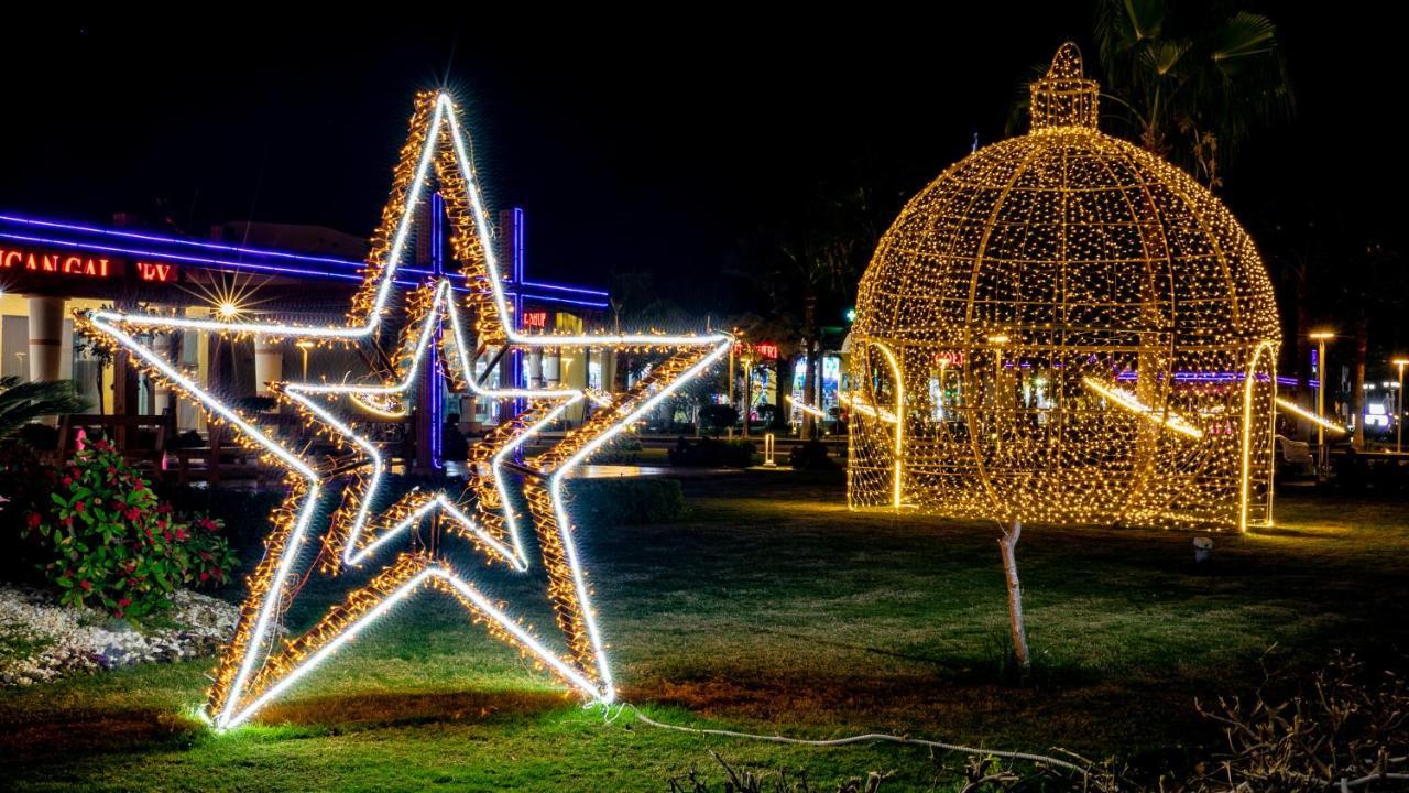 泰坦尼克号宫酒店 洪加達 外观 照片 Christmas decorations in the city of Patras