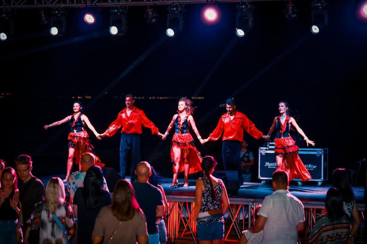 泰坦尼克号宫酒店 洪加達 外观 照片 The band performing in 2019