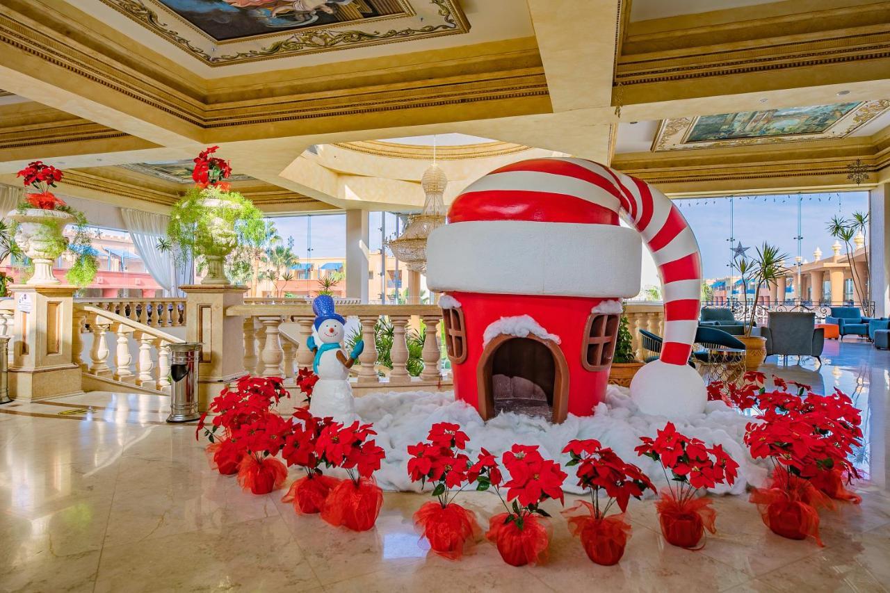 泰坦尼克号宫酒店 洪加達 外观 照片 The lobby of the Wynn Las Vegas decorated for the holiday season.