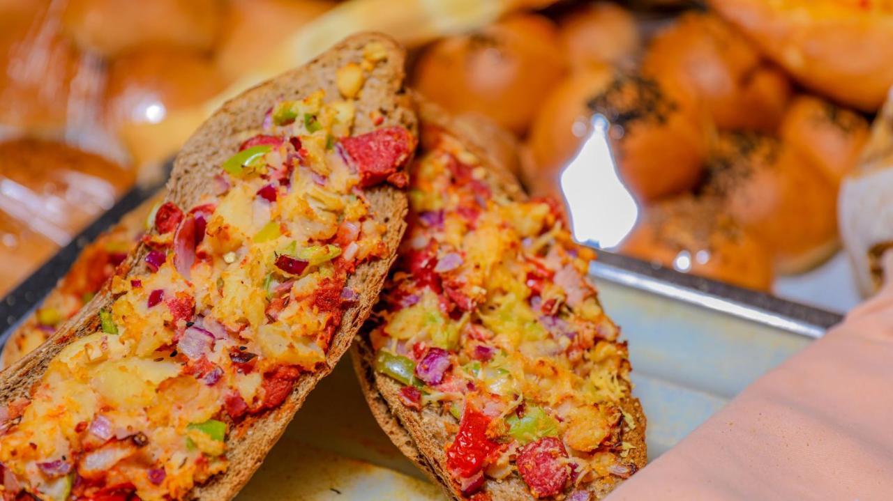 泰坦尼克号宫酒店 洪加達 外观 照片 A pizza baguette