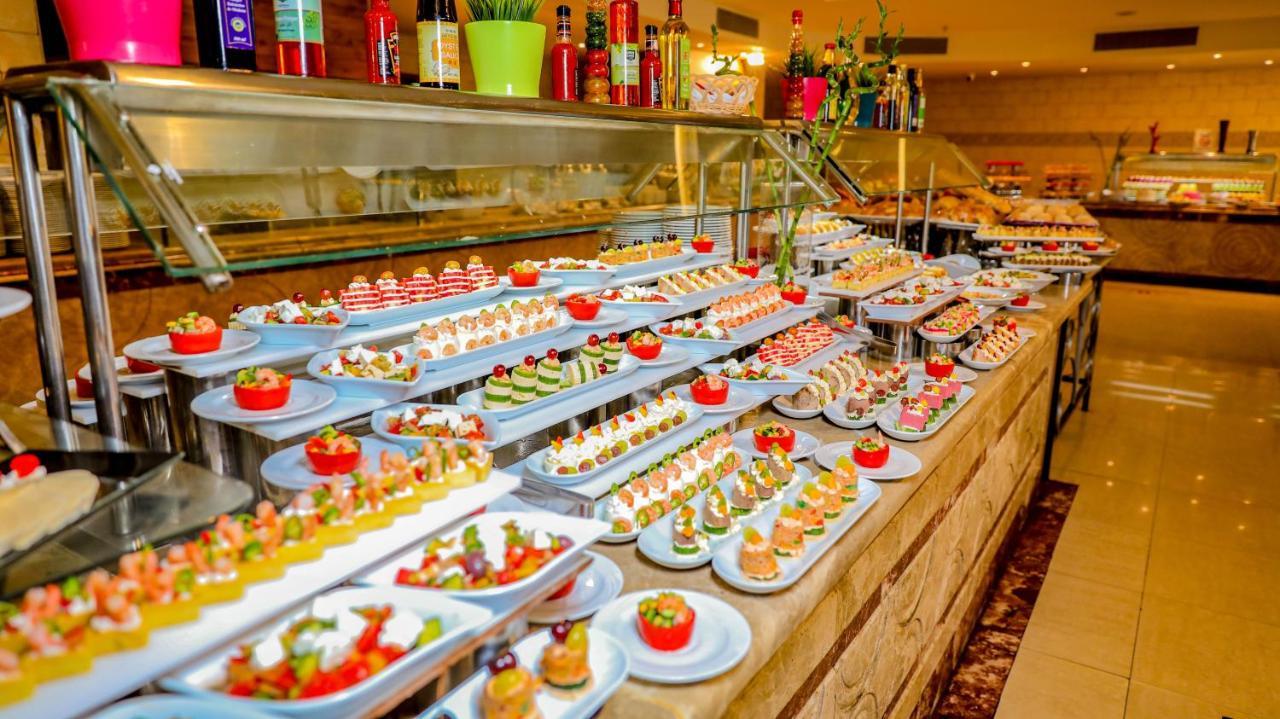 泰坦尼克号宫酒店 洪加達 外观 照片 A buffet at a hotel