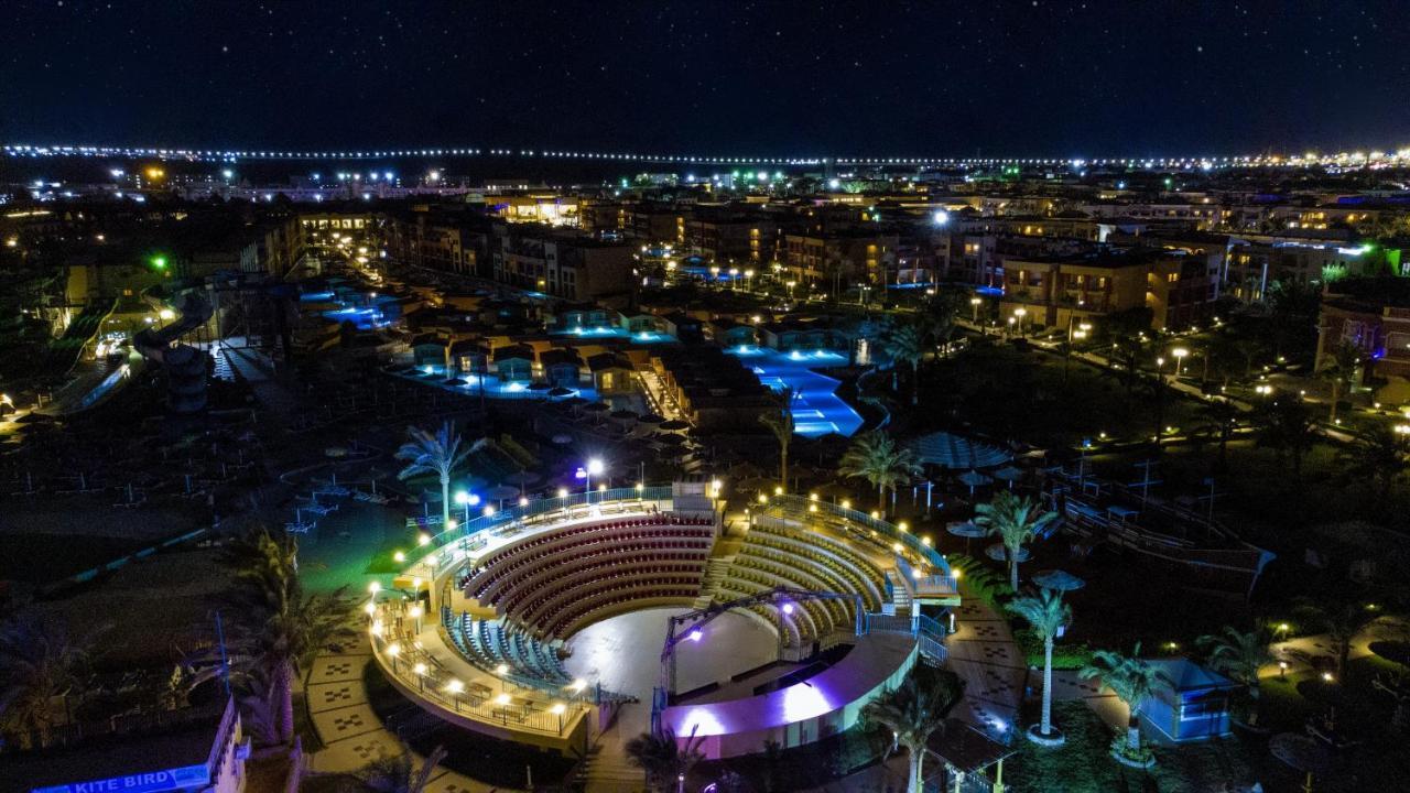 泰坦尼克号宫酒店 洪加達 外观 照片 Aerial view of the resort at night