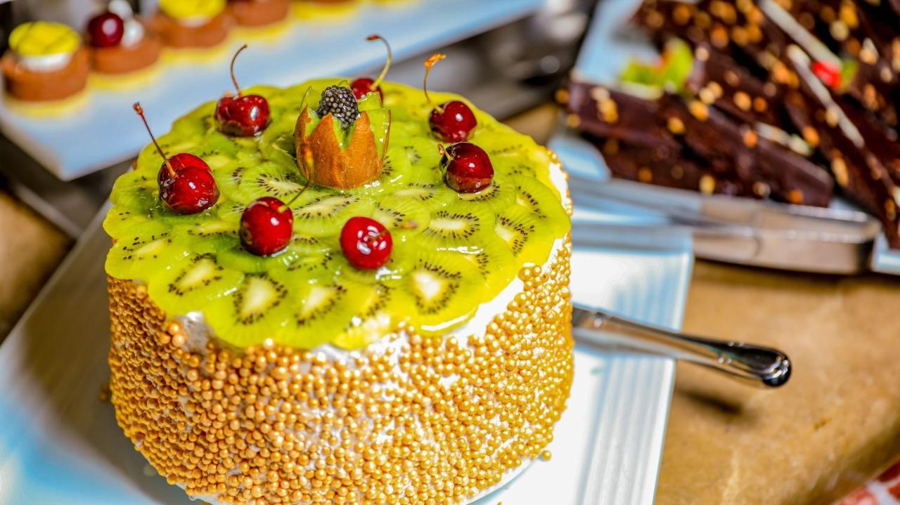 泰坦尼克号宫酒店 洪加達 外观 照片 A cake
