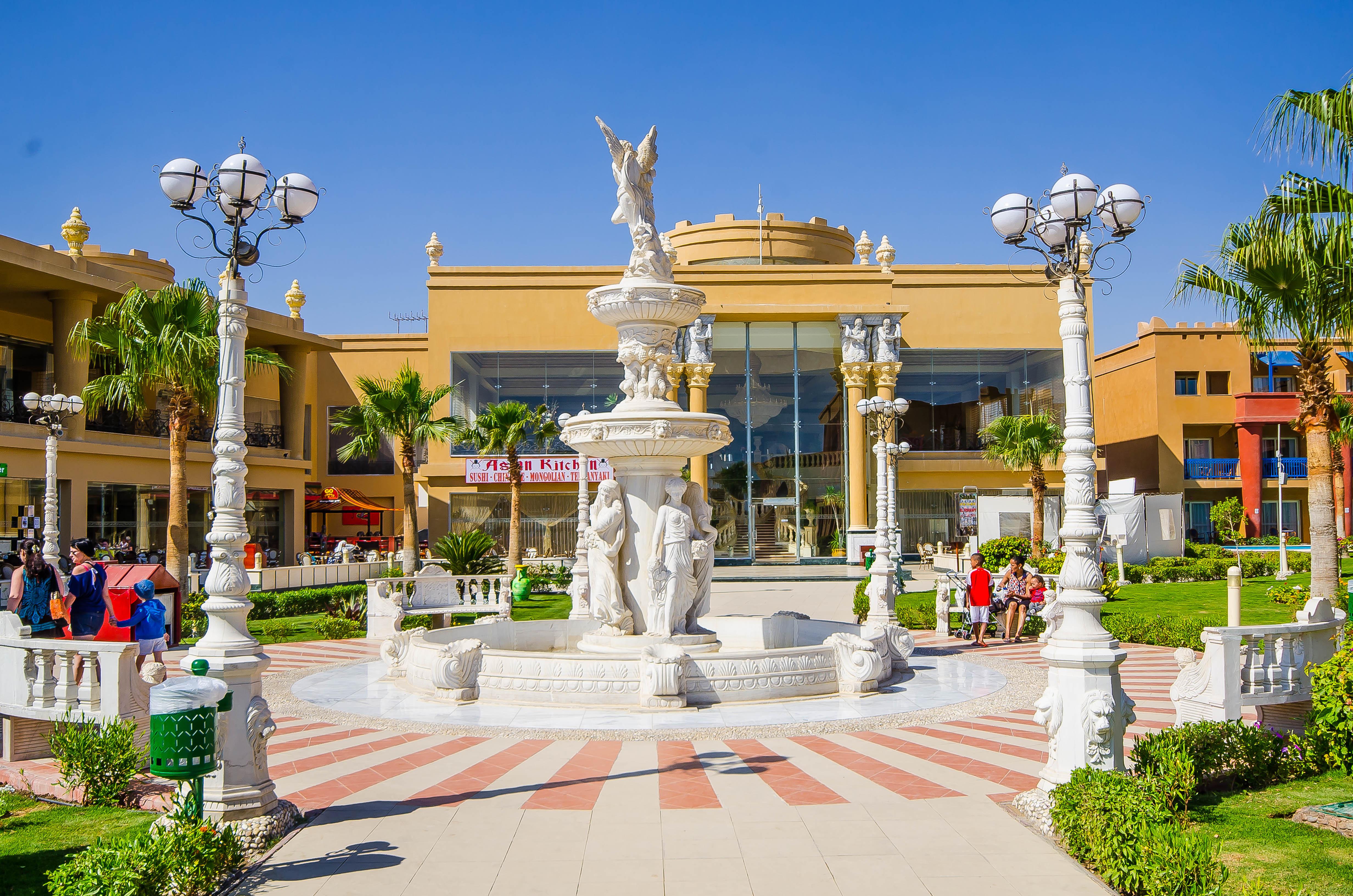 泰坦尼克号宫酒店 洪加達 外观 照片 Fountain at the entrance of the resort
