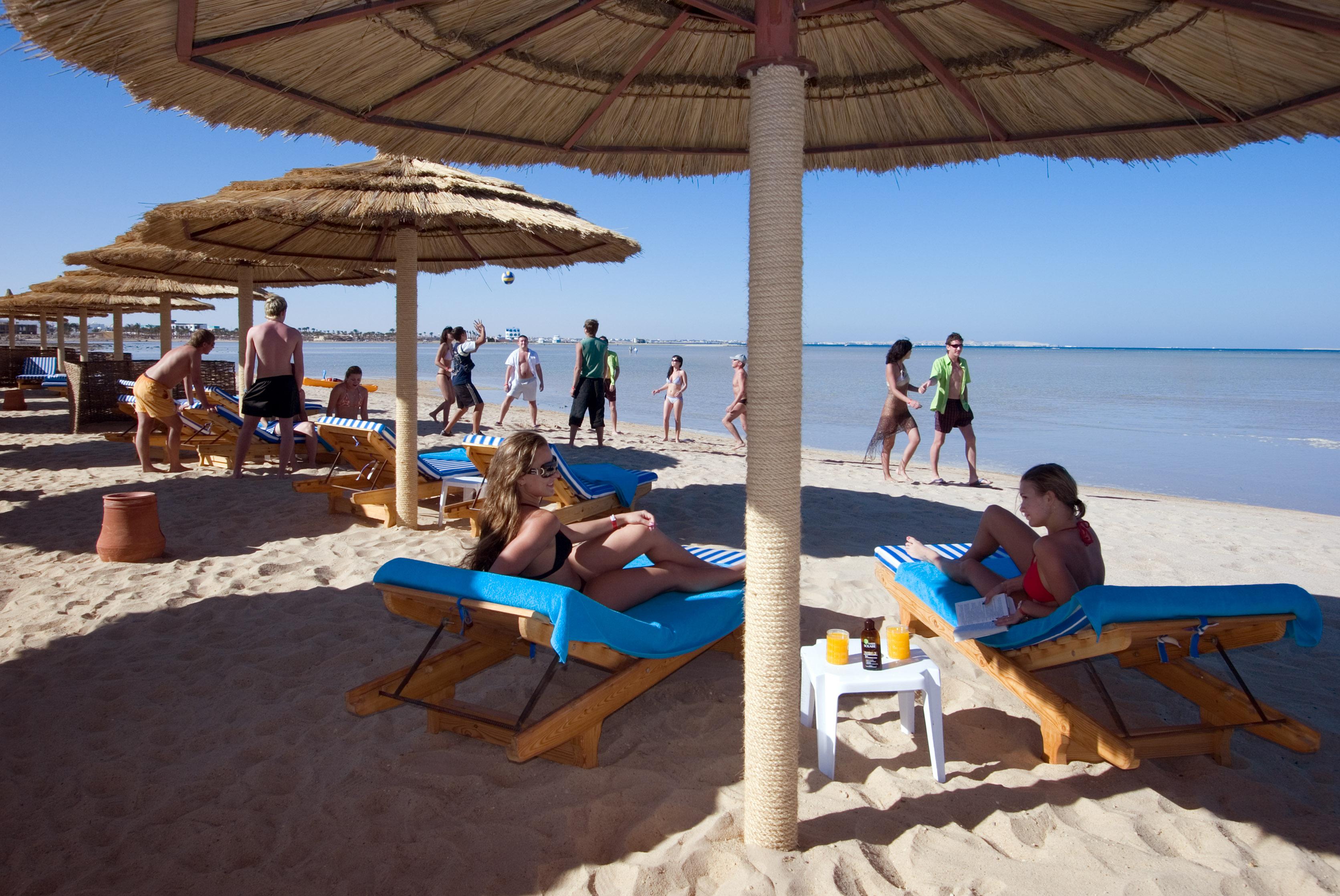 泰坦尼克号宫酒店 洪加達 外观 照片 Tourists on the beach of El Alamein